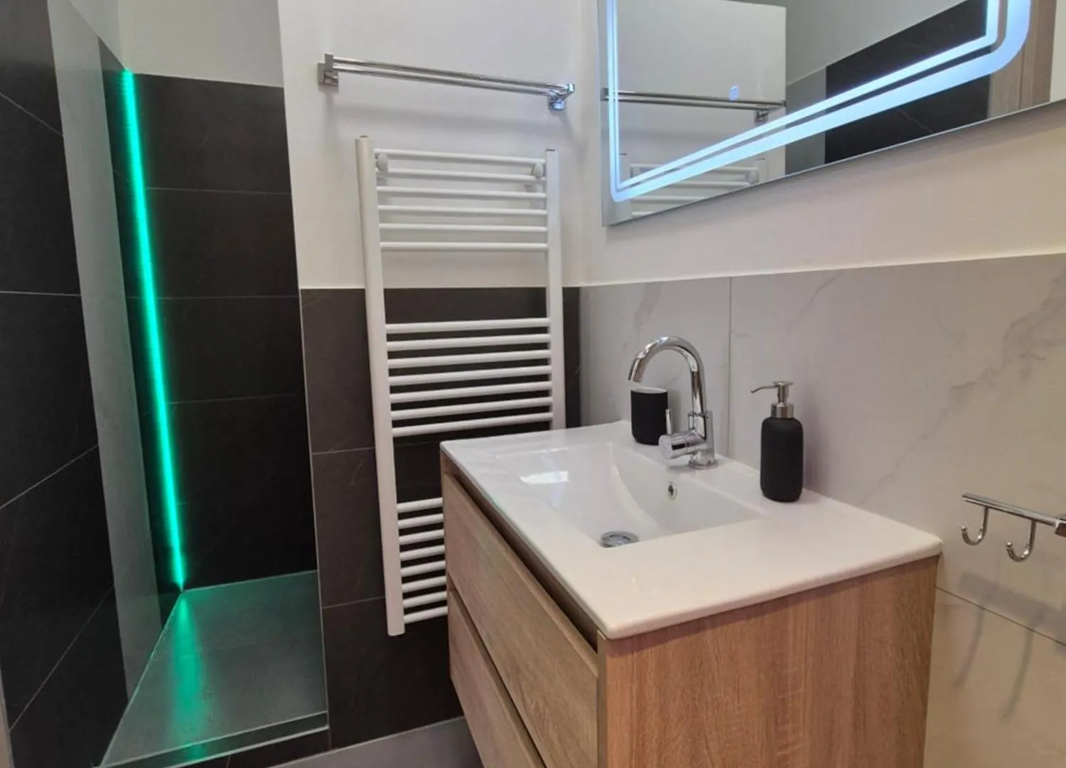 T13 Budapest Two-Bedroom Apartment Hungary
